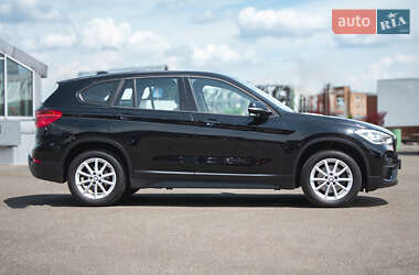 Позашляховик / Кросовер BMW X1 2017 в 