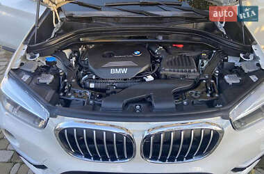 Позашляховик / Кросовер BMW X1 2016 в 