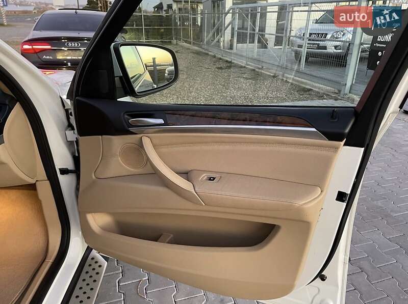 Позашляховик / Кросовер BMW X5 2010 в Чернівцях