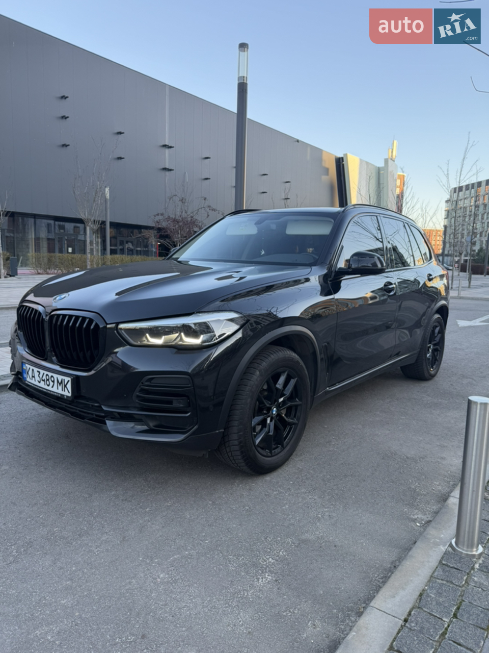 Офіційний BMW X5 2023 року в ідеальному стані. На гарантії до 2027р. Реальний один власник. Кузов без фарбувань, технічно доглянутий, сервісна історія підтверджується. Надійний дизель економічний 2.0, що в місті що на трасі його достатньо. акуратна експлуатація. Чиста продаж, реальному покупцю — аргументований торг. Два комплекти коліс на оригінальних дисках, літо на красивих різношироких R20