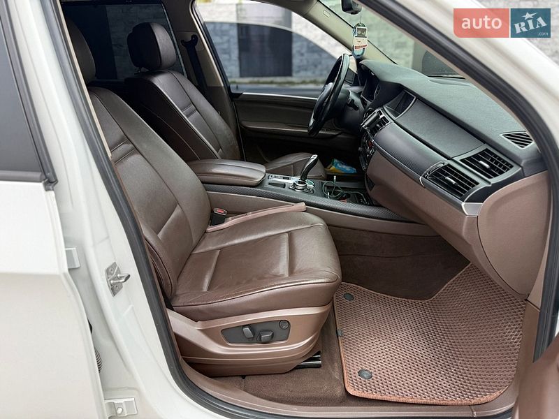 Внедорожник / Кроссовер BMW X5 2010 в Звягеле