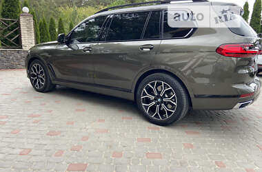 Позашляховик / Кросовер BMW X7 2022 в 