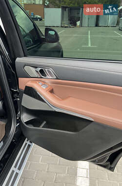 Позашляховик / Кросовер BMW X7 2022 в 