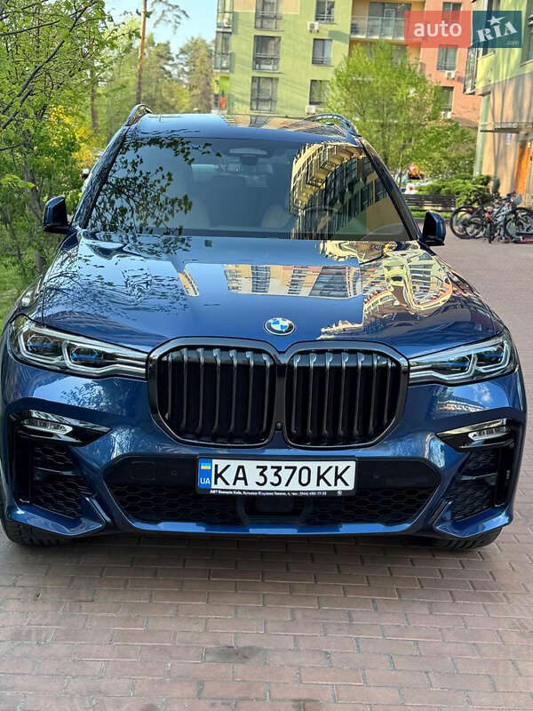 Позашляховик / Кросовер BMW X7 2022 в 