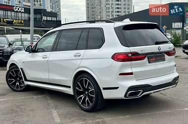 Позашляховик / Кросовер BMW X7 2022 в 