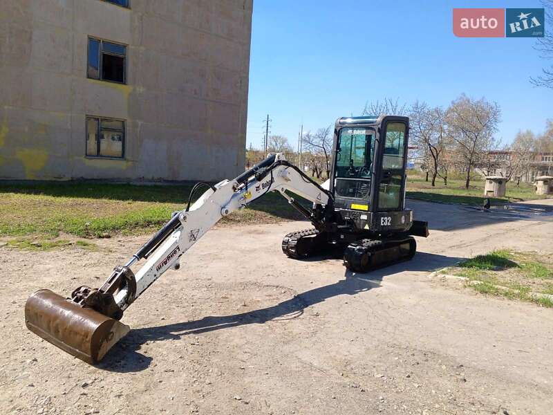 Миниэкскаватор Bobcat E32 2011 в 