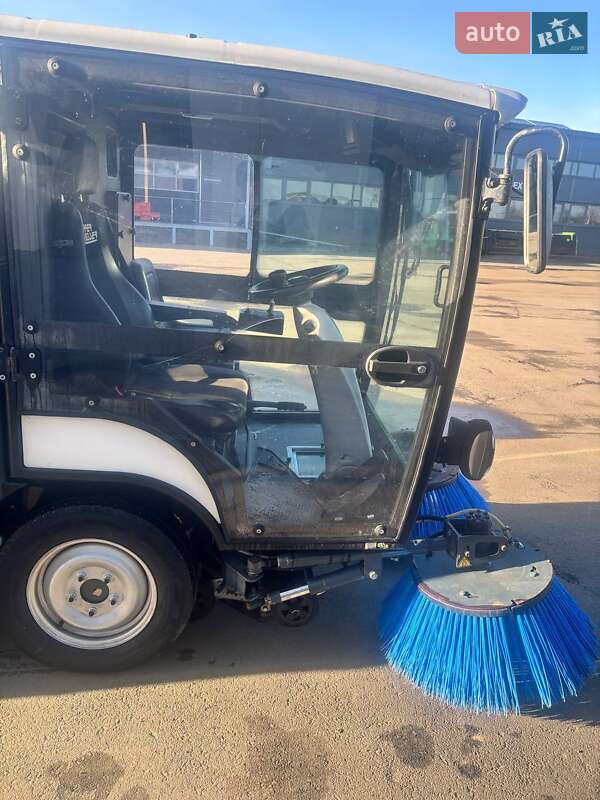 Подметальная машина Boschung Urban Sweeper S2 2016 в Брошневе-Осаде