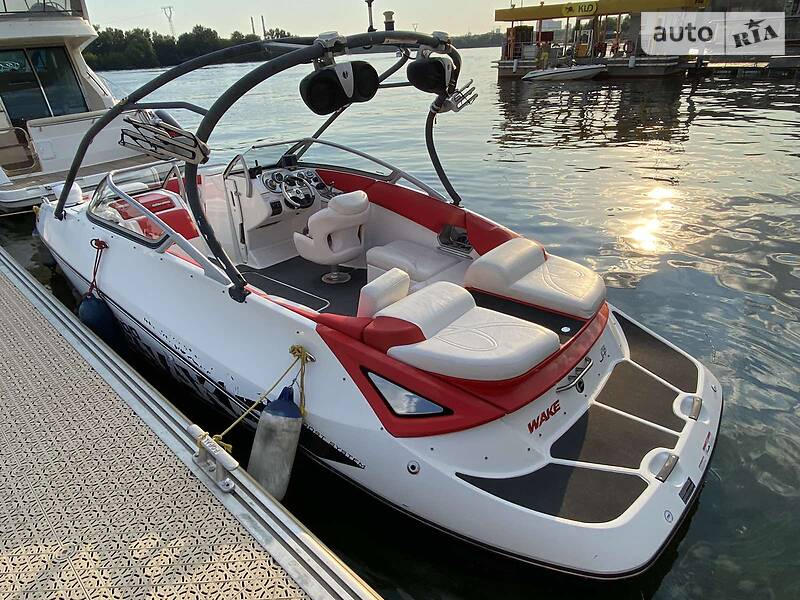 Катер BRP Wake 2010 в Киеве