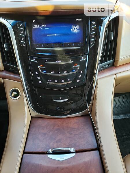 Внедорожник / Кроссовер Cadillac Escalade 2015 в Киеве