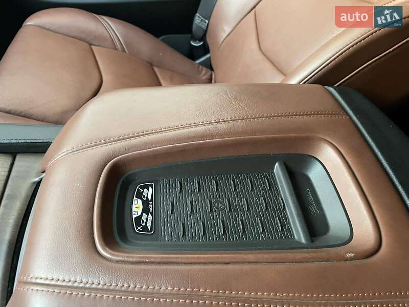 Внедорожник / Кроссовер Cadillac Escalade 2016 в Киеве