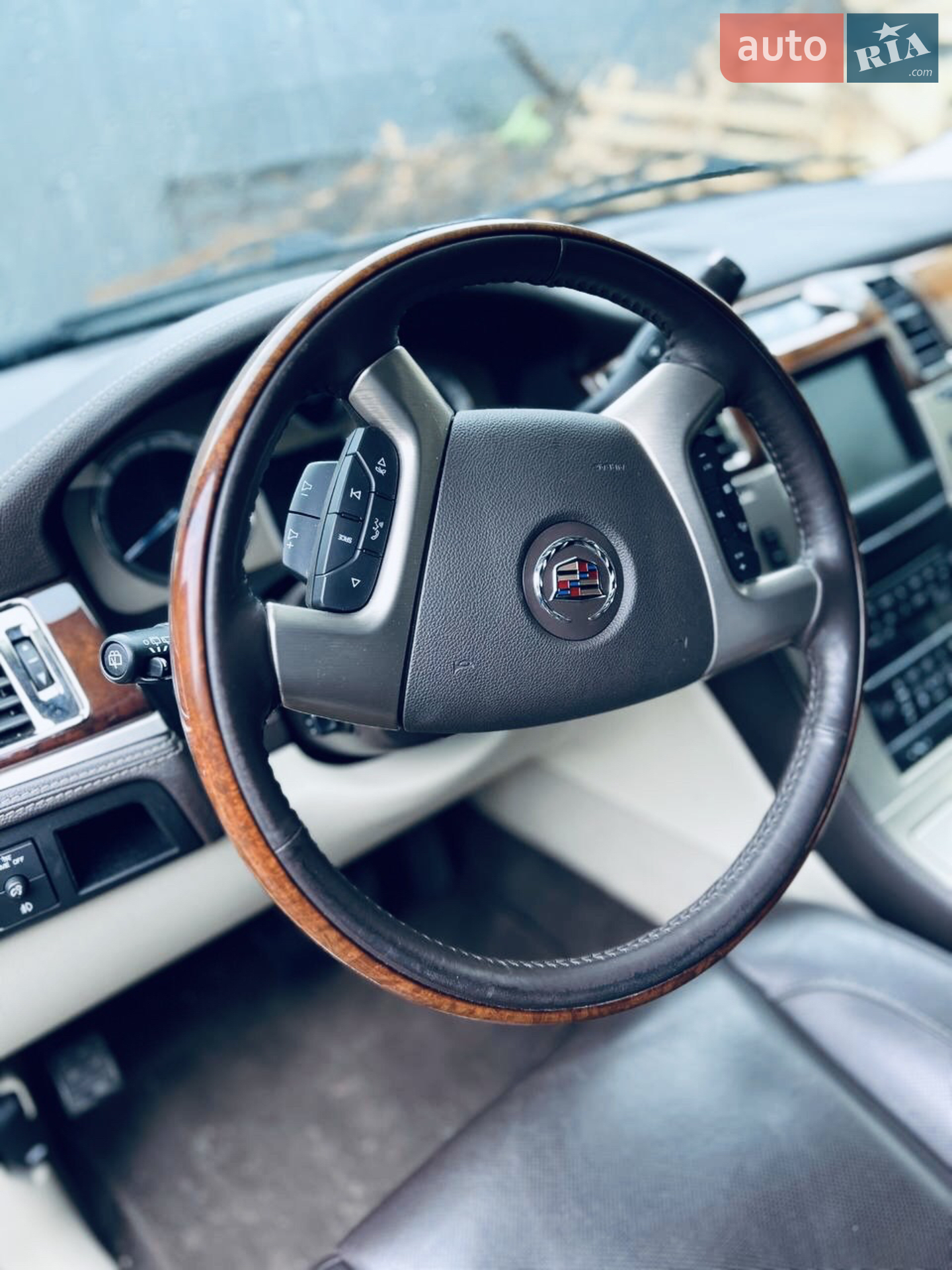 2010 Cadillac Escalade - мініатюра 3