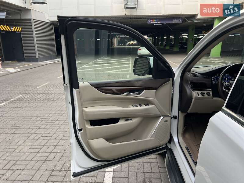 Внедорожник / Кроссовер Cadillac Escalade 2016 в Киеве