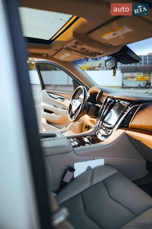Внедорожник / Кроссовер Cadillac Escalade 2014 в Ужгороде