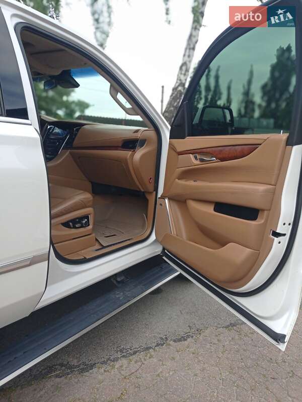 Позашляховик / Кросовер Cadillac Escalade 2016 в Чернігові фото 28 Позашляховик / Кросовер Cadillac Escalade 2016 в Чернігові