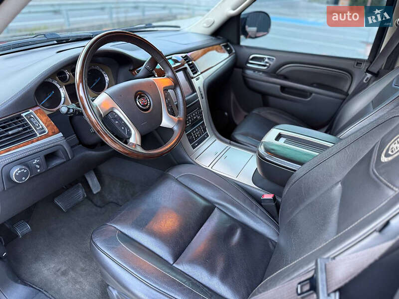 Внедорожник / Кроссовер Cadillac Escalade 2013 в Сколе