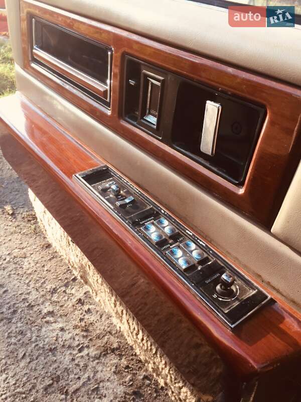 Седан Cadillac Fleetwood 1990 в Ровно