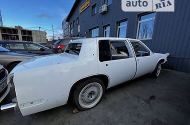 Седан Cadillac Fleetwood 1990 в Киеве