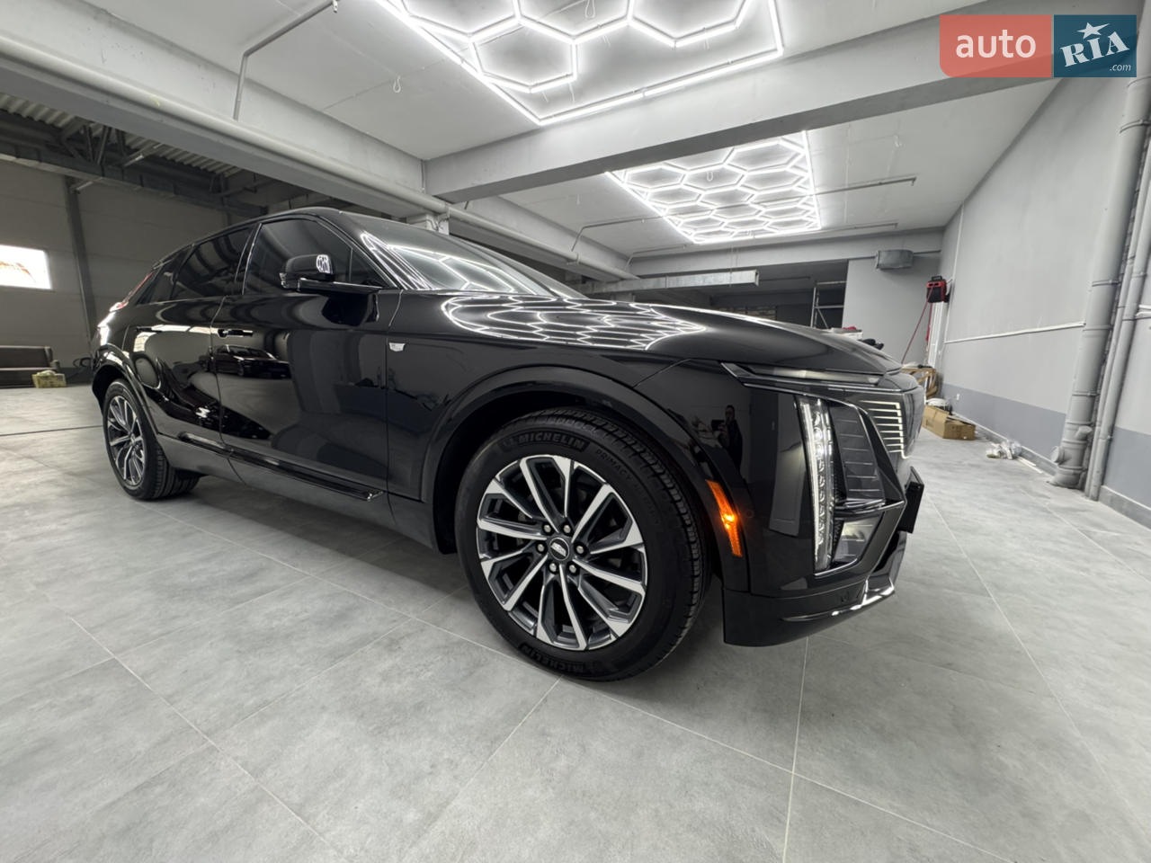 Допомога у продажу не потрібна, майданчики та авто бізнесмени прохання не турбувати!!!

Продам Cadillac Lyriq 2023, з мінімальними пошкодженнями. Батарея 102 кВг, проїжджає 500км+, середня витрата влітку по трасі 22-25кВг, місто 19-22кВг, в залежності від швидкості, взимку 25-30кВт. Стан нового авто, без дефектів та недоліків. Виконаний повний детейлінг, нанесена кераміка, захисна плівка. 
Колеса р20, дуже м’яке та комфортне авто. Потужність 510 к.с., крутний момент 610Нм, повний привід, 4,6сек до 100. 
Камери 360’, адаптивний круїз, дистронік, величезна панорама.