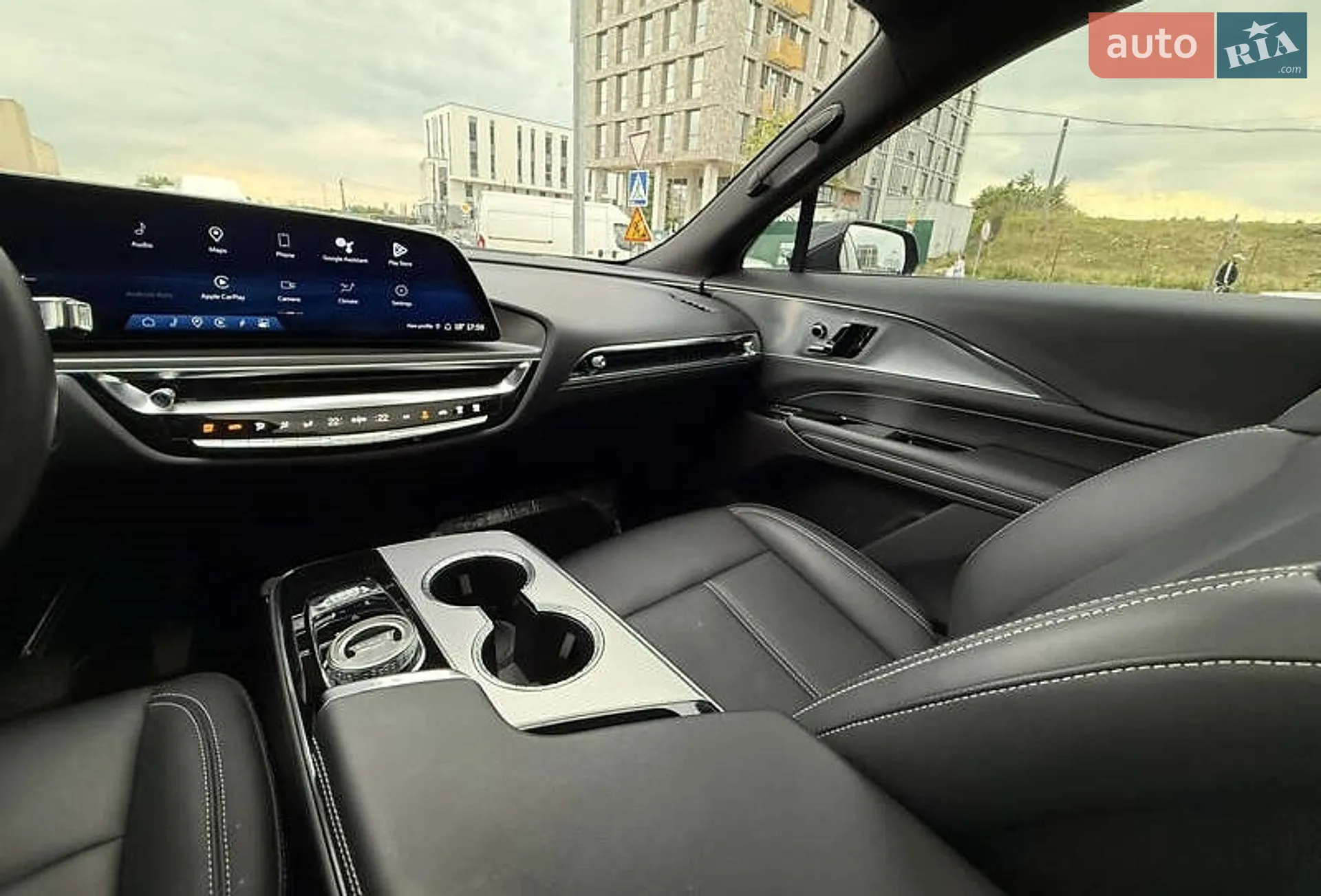 2023 Cadillac Lyriq - мініатюра 17