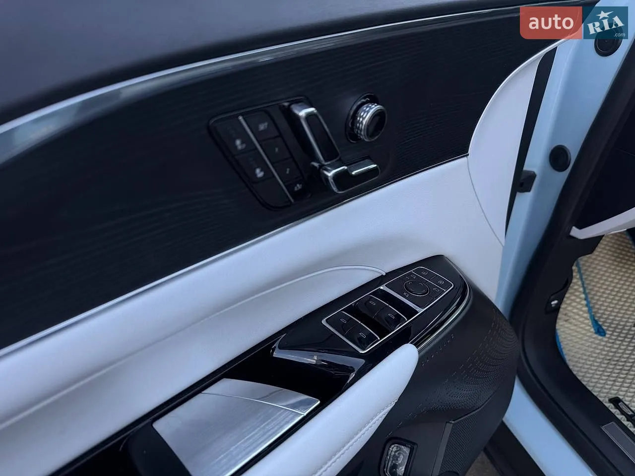 2023 Cadillac Lyriq - мініатюра 11
