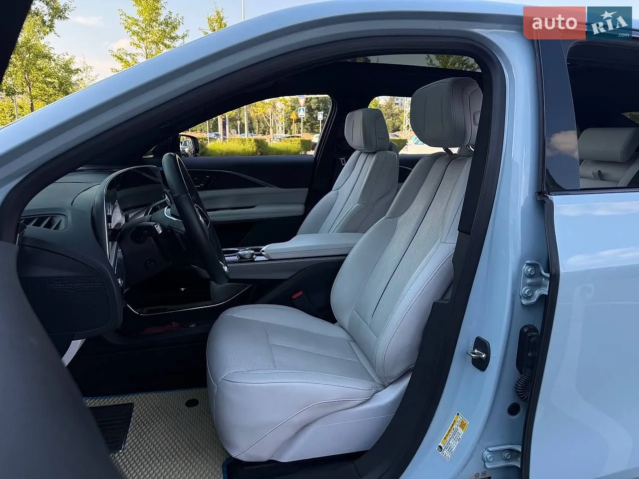 2023 Cadillac Lyriq - мініатюра 13