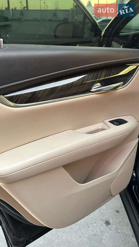 Внедорожник / Кроссовер Cadillac XT5 2018 в Киеве