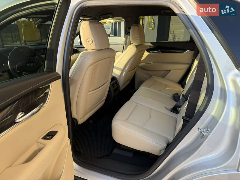 Внедорожник / Кроссовер Cadillac XT5 2017 в Виннице