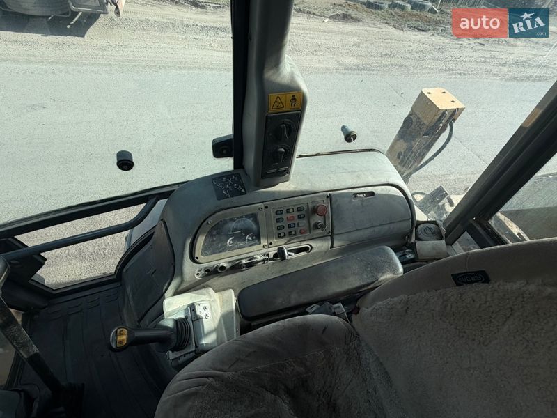 Экскаватор погрузчик Case Construction 695 ST 2002 в Радомышле