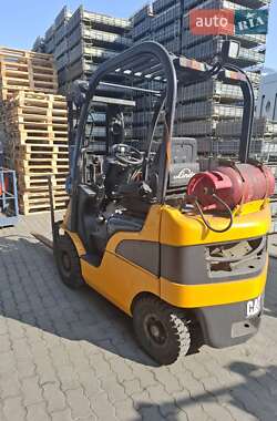 Вилочный погрузчик Caterpillar CAT 2005 в 