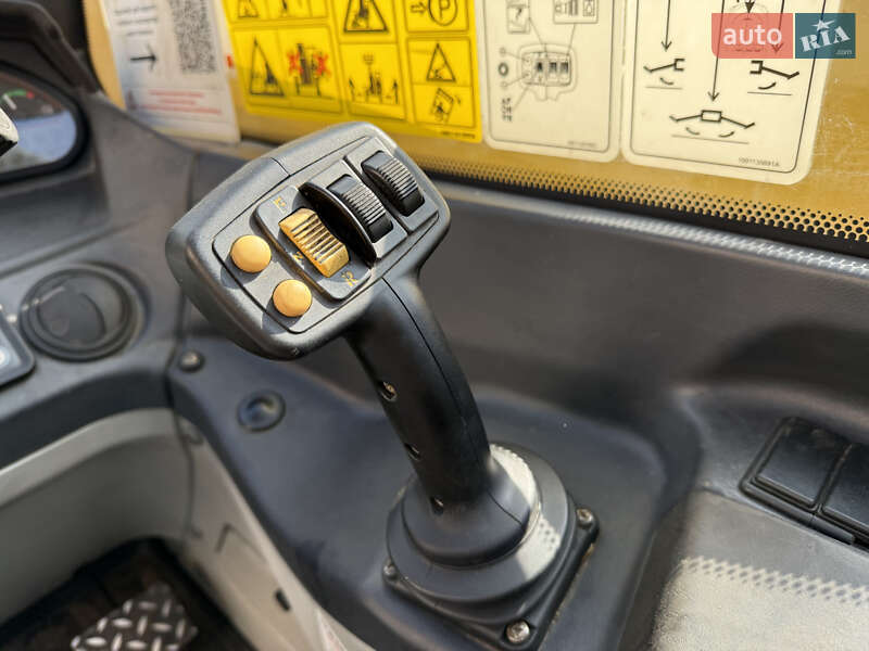 Телескопічні навантажувачі Caterpillar TH 414 2015 в Києві фото 12 Телескопічні навантажувачі Caterpillar TH 414 2015 в Києві