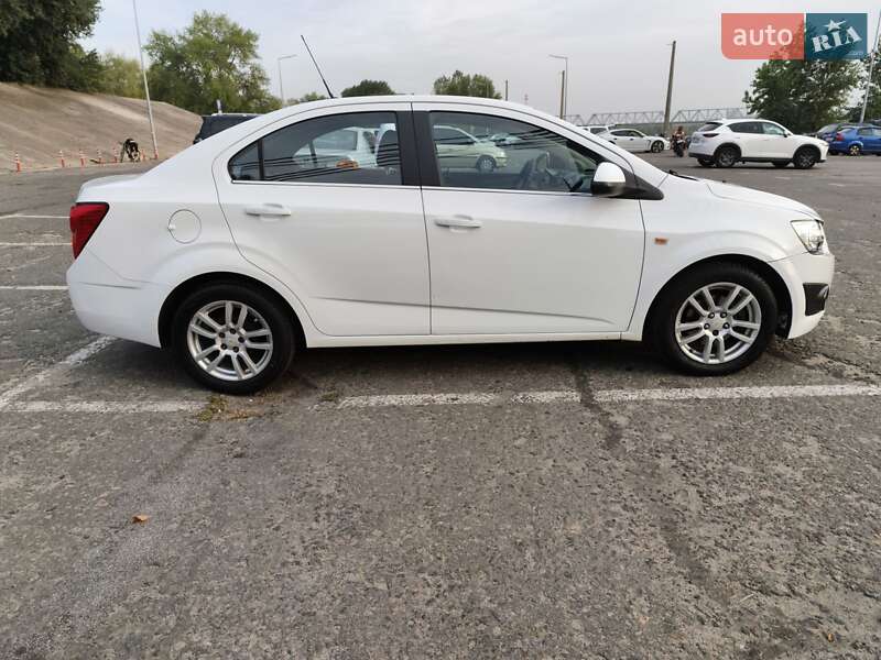 Седан Chevrolet Aveo 2013 в Киеве