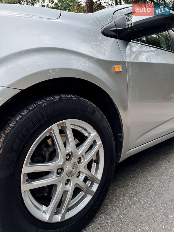 Хэтчбек Chevrolet Aveo 2011 в Черновцах