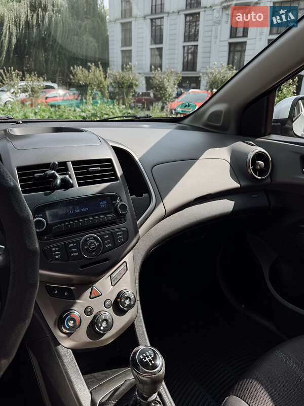 Хэтчбек Chevrolet Aveo 2011 в Черновцах