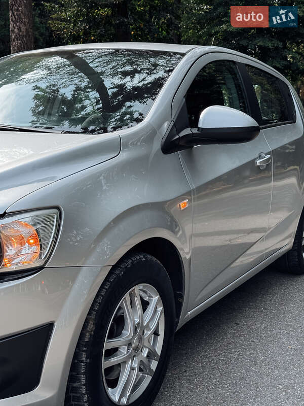 Хэтчбек Chevrolet Aveo 2011 в Черновцах