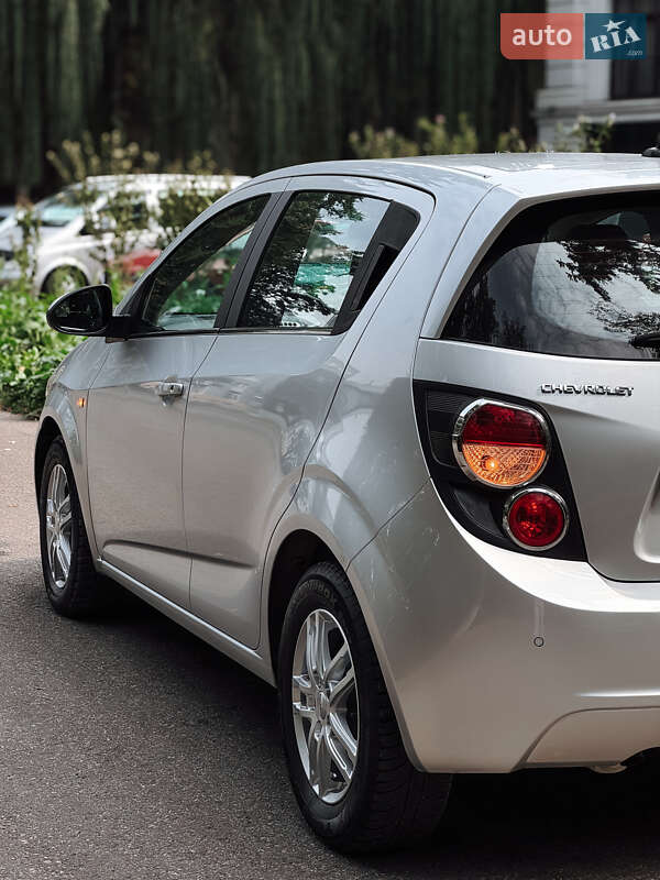 Хэтчбек Chevrolet Aveo 2011 в Черновцах