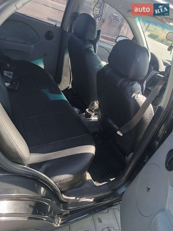 Седан Chevrolet Aveo 2005 в Днепре