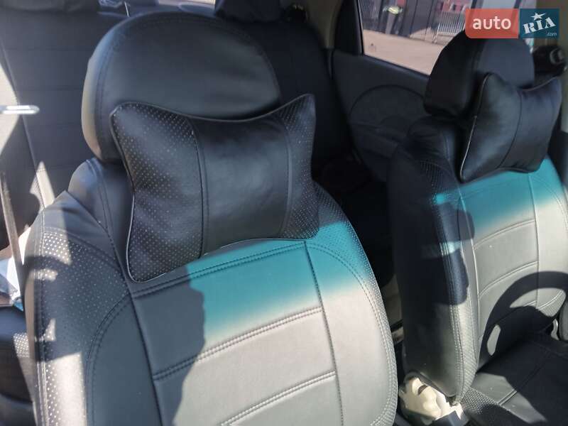 Седан Chevrolet Aveo 2005 в Днепре