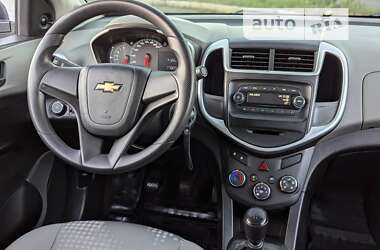 Седан Chevrolet Aveo 2017 в Хмельницком