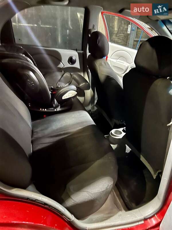 Седан Chevrolet Aveo 2004 в Днепре