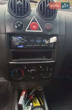 Хэтчбек Chevrolet Aveo 2006 в 