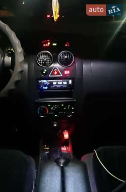 Хэтчбек Chevrolet Aveo 2006 в 