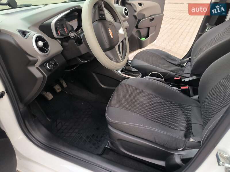 Седан Chevrolet Aveo 2018 в Киеве