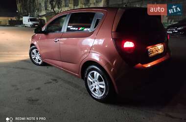 Хэтчбек Chevrolet Aveo 2011 в 