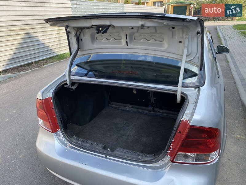 Седан Chevrolet Aveo 2005 в Ровно