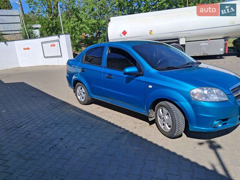 Седан Chevrolet Aveo 2009 в Чернівцях