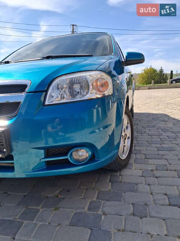 Седан Chevrolet Aveo 2009 в Чернівцях