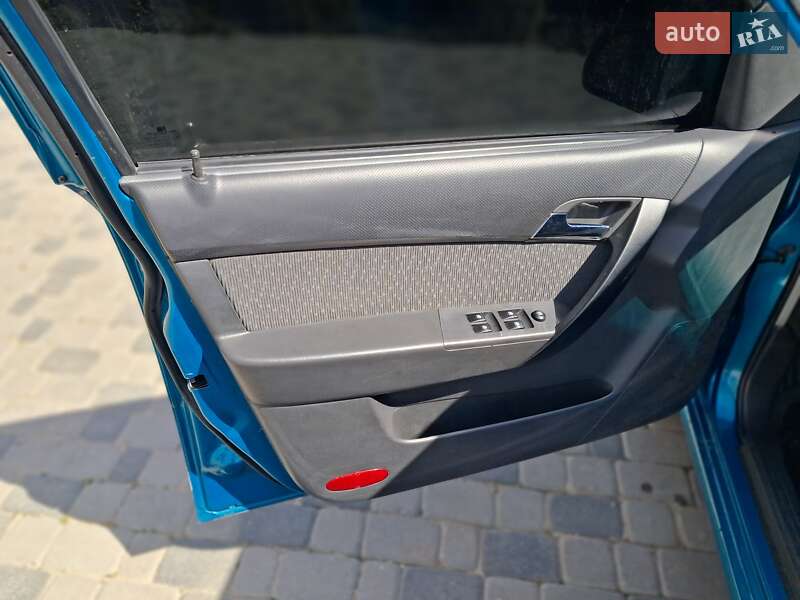 Седан Chevrolet Aveo 2009 в Чернівцях