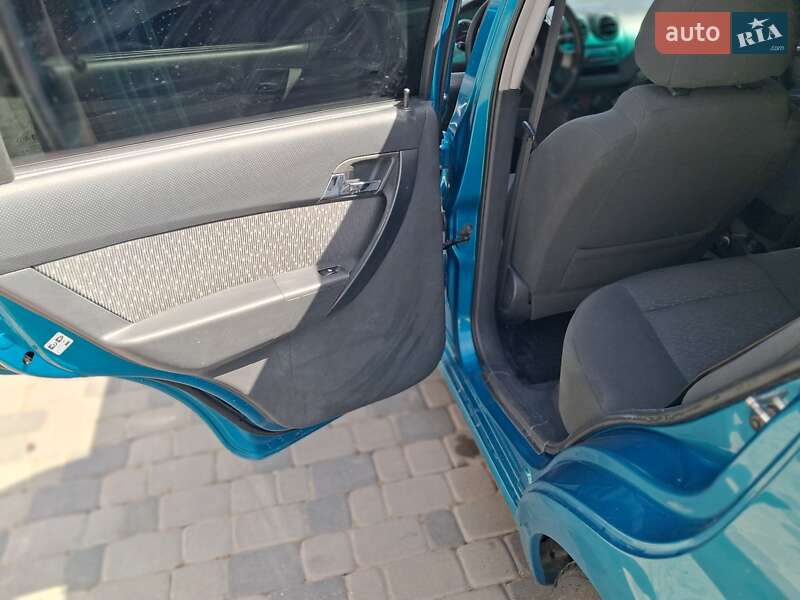 Седан Chevrolet Aveo 2009 в Чернівцях
