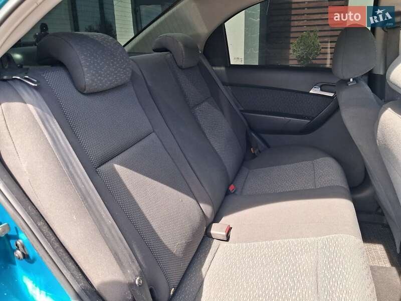 Седан Chevrolet Aveo 2009 в Чернівцях