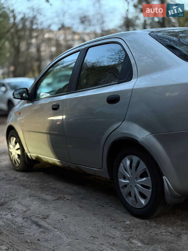 Седан Chevrolet Aveo 2005 в Києві